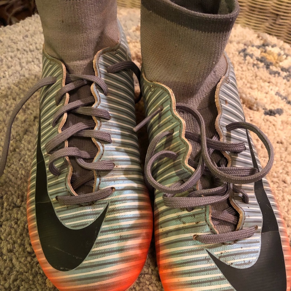 Nike youth 1.5 soccer cleats ⚽️⚽️⚽️
